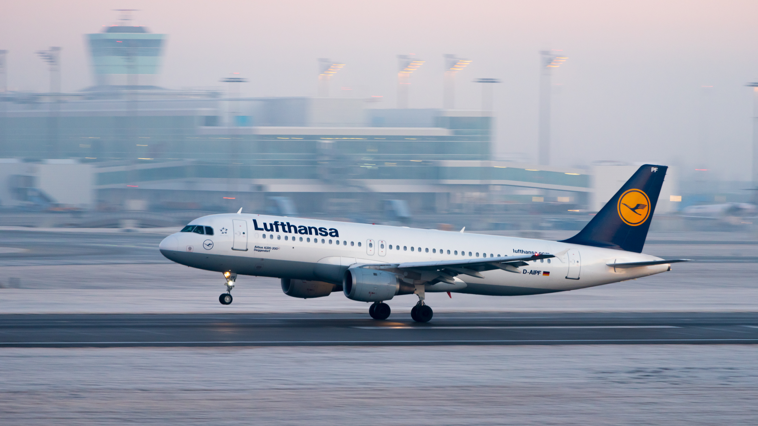 D-AIZE - Lufthansa Airbus A320 at Munich